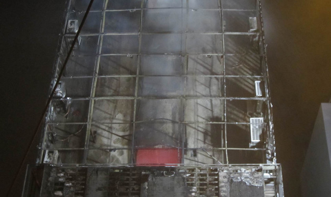 Biển quảng cáo bên ngoài quán karraoke bị cháy rụi.