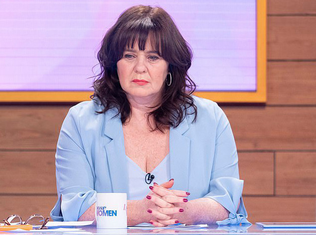 Showbiz 29/9: Ca sĩ Coleen Nolan muốn cắt bỏ ngực sau khi chị gái bị ung thư vú