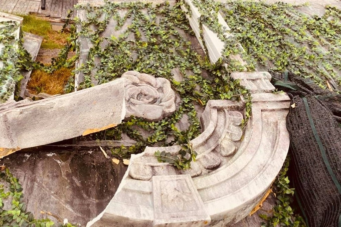 Phần tường dây leo bị sập sau cơn bão sáng 18/9. Ảnh: Mar6.