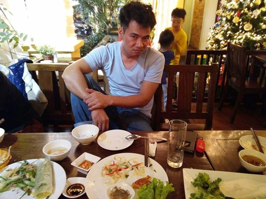 Xuân Bắc hài hước bên bàn rượu. Ảnh: FBNV.