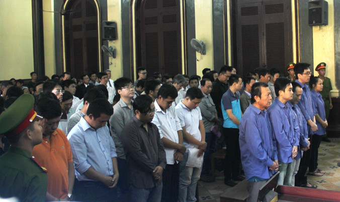 Các bị cáo trong đường dây đánh bạc trăm tỷ hầu tòa. Ảnh: Tân Châu.