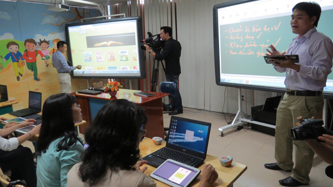 Các giáo viên và đại biểu đang trải nghiệm về đề án sách giáo khoa điện tử 