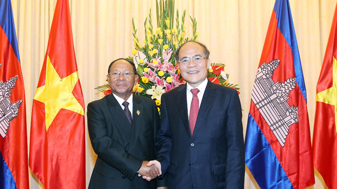 Chủ tịch Quốc hội Nguyễn Sinh Hùng chủ trì lễ đón và hội đàm với Chủ tịch Quốc hội Campuchia Heng Samrin chiều 18/8. Ảnh: TTXVN