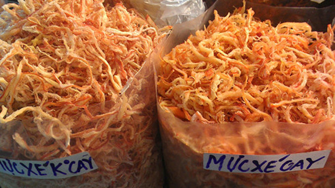 Quản lý thị trường Hà Nội tiếp tục truy tìm mực khô xé sợi không rõ nguồn gốc