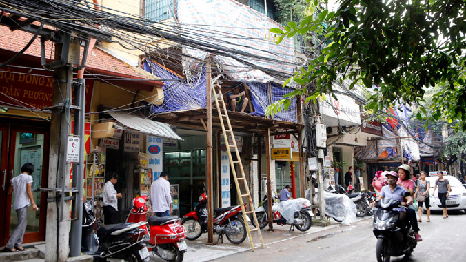 Các ngôi nhà trên phố Lãn Ông đang được chỉnh trang. Ảnh: Như Ý 