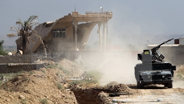 Binh sỹ Iraq và lực lượng dân phòng người Shiite trong chiến dịch quân sự chống IS tại Baiji. (Nguồn: AFP/TTXVN)
