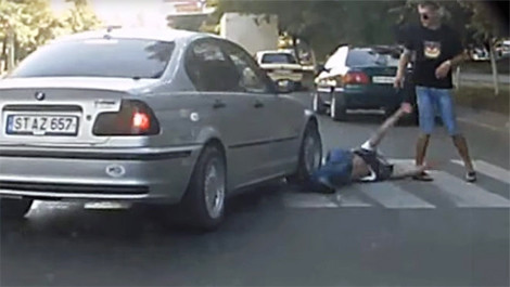 Xe BMW cố tình chèn lên người đi bộ