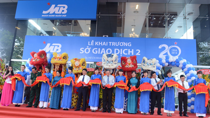 Cắt băng khai trương Sở Giao dich 2