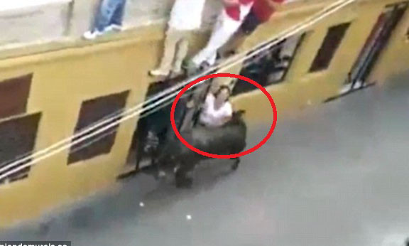 Giây phút Sofia Lopez Gonzalez bị bò húc trọng thương.