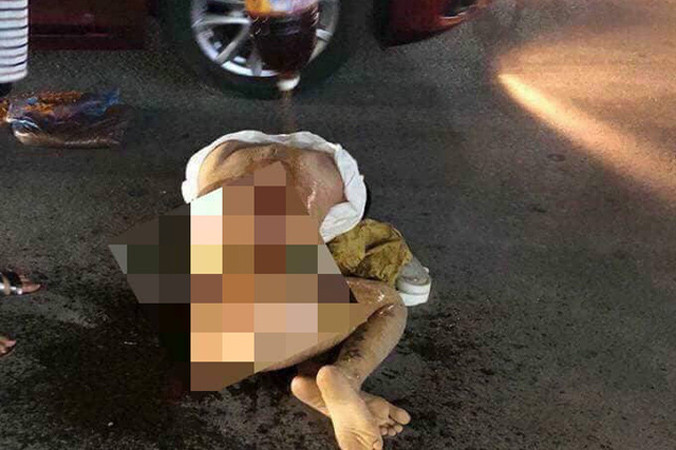 Hình ảnh cô gái trẻ bị dội nước mắm, bột ớt vào người.