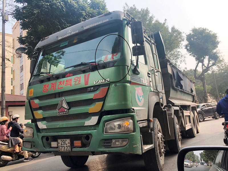 Xe tải đeo logo, trong đó có xe không phép vào phố cấm, hoạt động trên đường Hai Bà Trưng sáng 26/2.