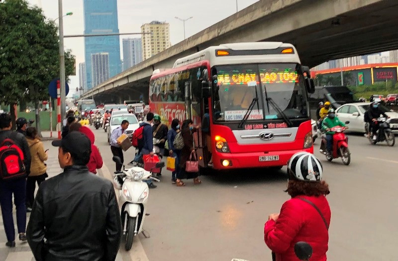 Nhiều xe khách hoạt động như 'xe vua' trên đường