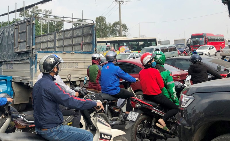 Ùn tắc nhiều giờ nút giao đường 70, đường BT Nguyễn Xiển - Xa La