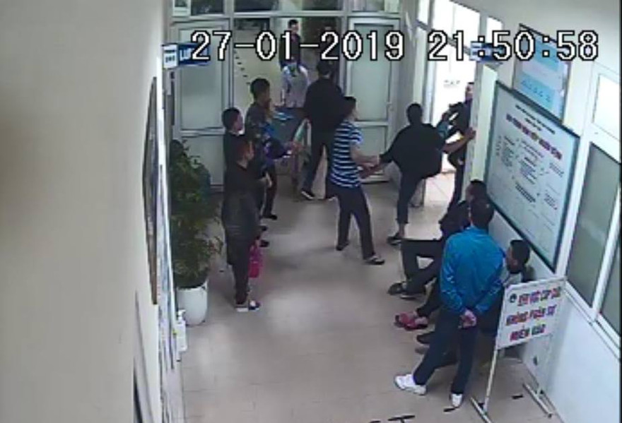Hình ảnh nhóm người xô xát nhau trong bệnh viện.