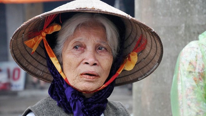 Nước mắt giàn giụa của một cụ già có con buôn bán trong chợ Phố Hiến. Ảnh: Tuấn Nguyễn