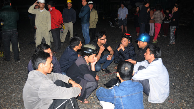 Các tiểu thương ngao ngán ngồi nhìn hàng hóa của mình biến thành đống tro tàn. Ảnh: Tuấn Nguyễn.