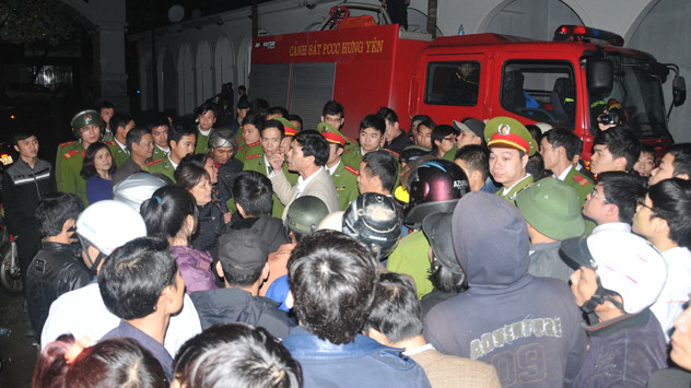 Các tiểu thương bức xúc đề nghị một lãnh đạo ở lại hiện trường giải quyết hậu quả vụ cháy. Ảnh: Tuấn Nguyễn