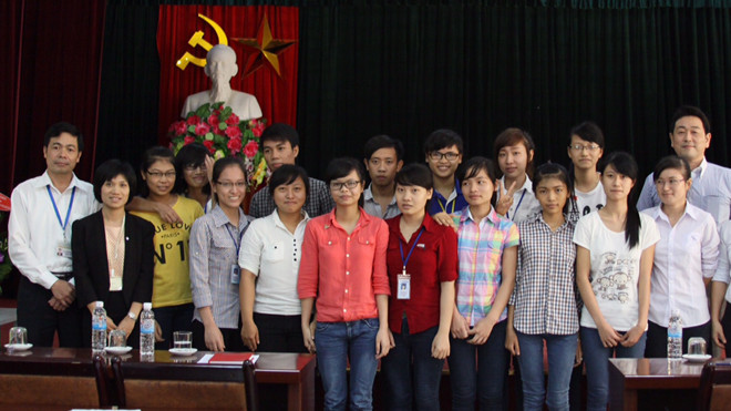 Tổng giám đốc IMS ASIA -ông Takayuki ISONO (bìa phải) và Hiệu phó trường Đại học y dược thái bình ông Hoàng Năng Trọng chụp ảnh lưu niệm cùng các học viên.