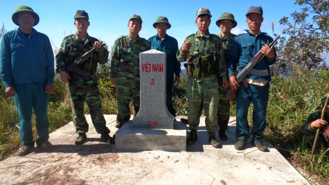 Lính biên phòng giắt bánh chưng đi tuần tra biên giới