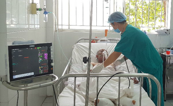 Chị Vân được chăm sóc tại phòng săn sóc đặc biệt Bệnh viện Chợ Rẫy. Ảnh: Lê Phương. 