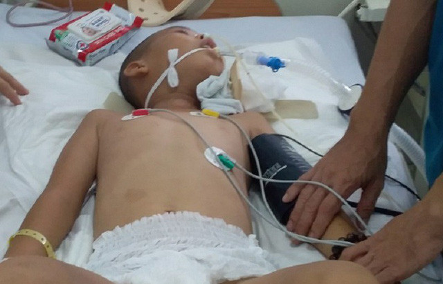 Cậu bé không may bị tai nạn trong lúc trèo cây hiện đang được điều trị tại Chợ Rẫy 