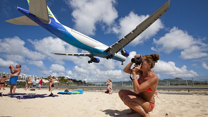 Sân bay quốc tế Princess Julianan nằm trên đảo StMartin. Đảo có 2 phần, phía Bắc thuộc Pháp còn phía Nam thuộc Hà Lan. Sân bay nói trên nằm ở phần đảo phía Nam.