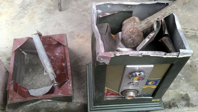 Chiếc két sắt bị Hưng dùng búa tạ để phá lấy vàng.