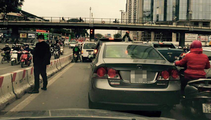 Hình ảnh người đàn ông thản nhiên "giải quyết nỗi buồn" giữa đường phố đông người khiến nhiều người... choáng. Ảnh mạng xã hội facebook.