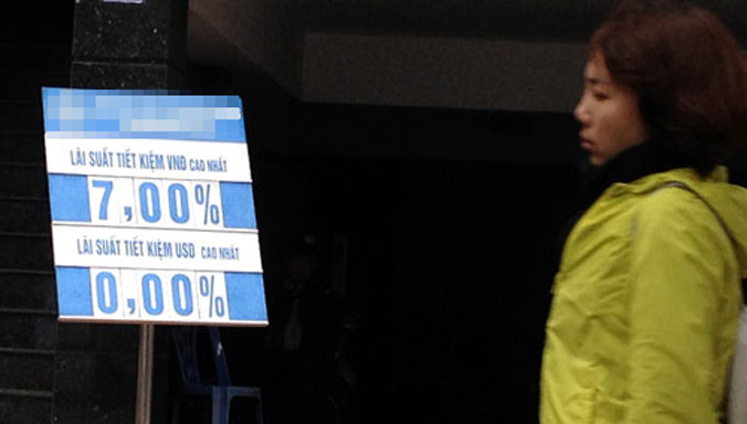 Dù trần lãi suất gửi đôla là 0% nhưng nhiều ngân hàng vẫn sẵn sàng cộng thêm lãi suất để giữ chân các khách hàng VIP và duy trì nguồn vốn ngoại tệ. Ảnh:Thanh Lan.