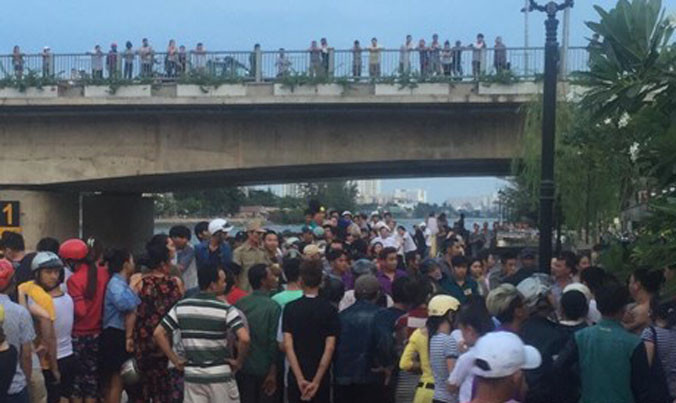 Người dân tập trung theo dõi vụ việc