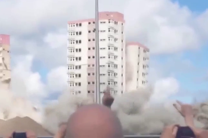 Khoảnh khắc các tòa nhà chọc trời sụp đổ trong tíc tắc