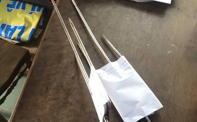 Cây xiên nướng thịt mà Rin dùng đâm anh Quế