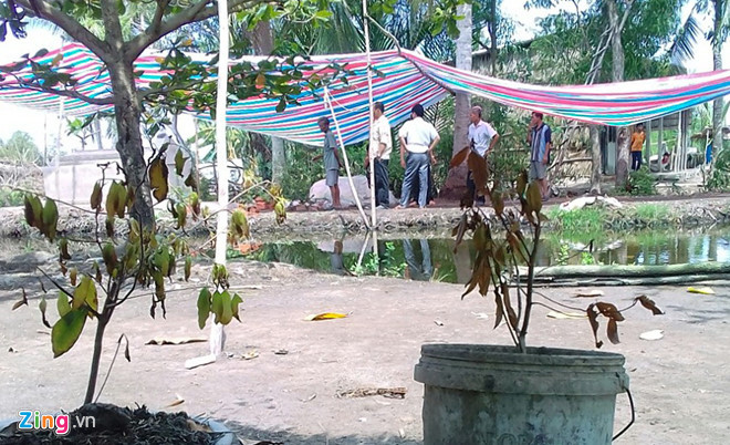 Gia đình nạn nhân che bạt ở khu mộ để ngày 21/5 cơ quan chức năng khai quật thi thể, giám định lại