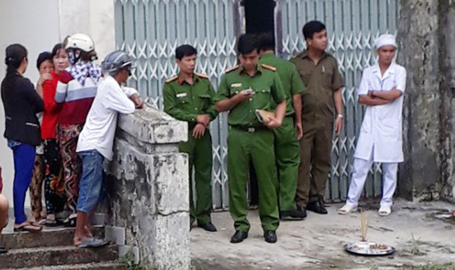 Thi thể nạn nhân được đưa vào nhà xác Bệnh viện Thới Bình để khám nghiệm pháp y