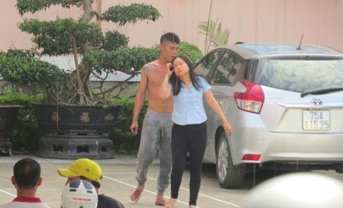 Chị Phương bị nam thanh niên khống chế