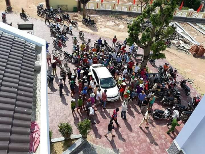 Người dân tập trung tại UBND xã Hoài Thanh Tây để chờ kết quả làm việc của công an với hai người nghi là bắt cóc trẻ em