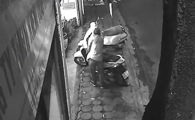 Tên trộm bẻ khóa cổ xe chỉ trong vài giây. Ảnh cắt từ clip