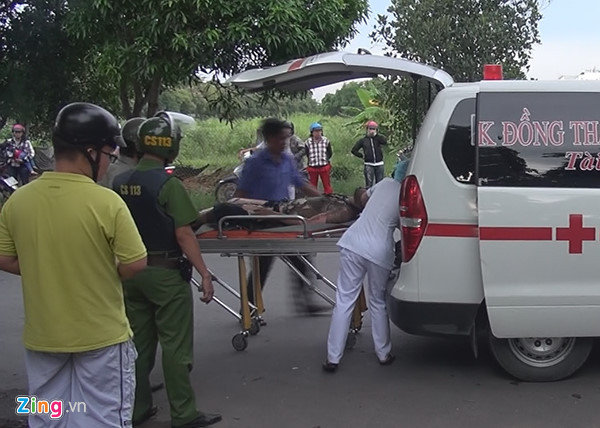 Nạn nhân được nhân viên y tế đưa đến bệnh viện cấp cứu. Ảnh: C.A