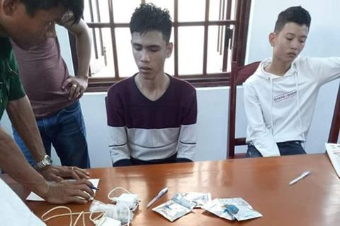 Quý và Hưởng tại cơ quan công an