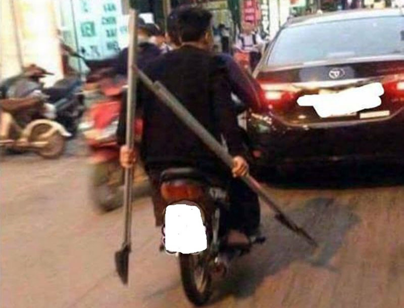 Các đối tượng cầm hung khí rời khỏi hiện trường