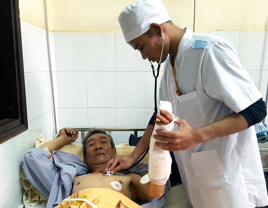 Ông Tích được điều trị tại bệnh viện