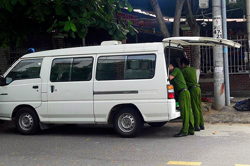 Công an khám nghiệm hiện trường, đưa thi thể nạn nhân về nhà xác bệnh viện sáng 3/5