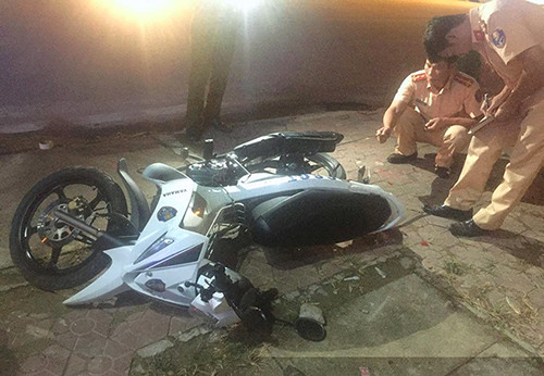 Xe máy công vụ của cảnh sát giao thông bị hư hỏng nặng sau cú tông của ôtô tải