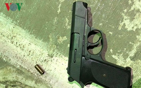 Khẩu súng người đàn ông rút ra thị uy