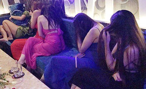 Các nữ nhân viên tại nhà hàng Một Trăm Mười