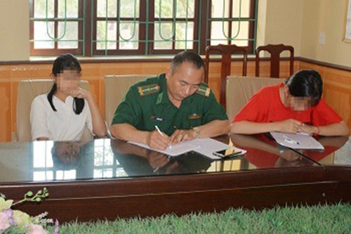 Hai nữ sinh bị bán sang Trung Quốc được bàn giao cho gia đình