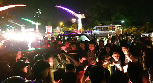 Xe Hyundai i10 biển số Thanh Hoá nát đầu sau tai nạn liên hoàn