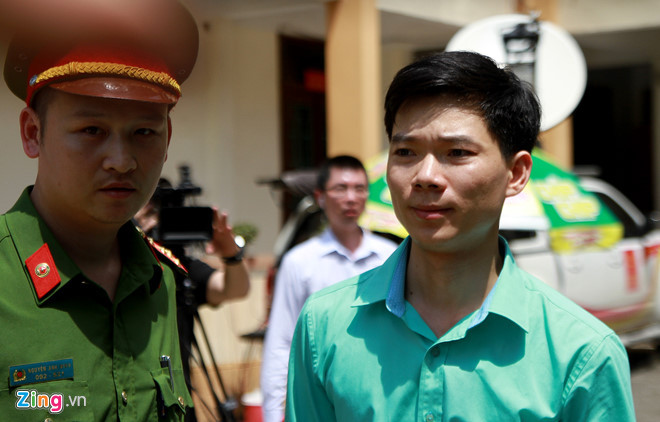 Bác sĩ Hoàng Công Lương đến tòa hôm 7/5