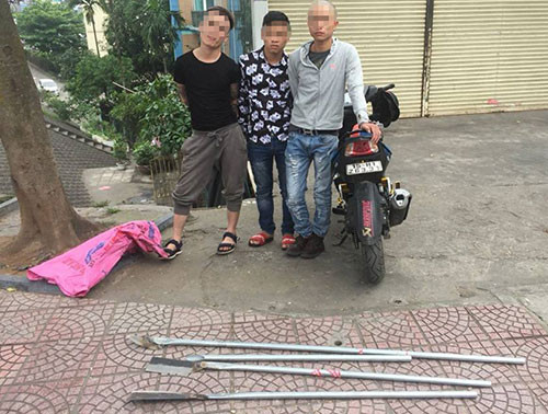 Nhóm thanh niên cùng số vũ khí thô sơ