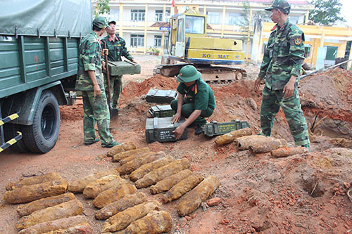 Công binh xử lý đạn pháo. Ảnh: Báo Bình Thuận